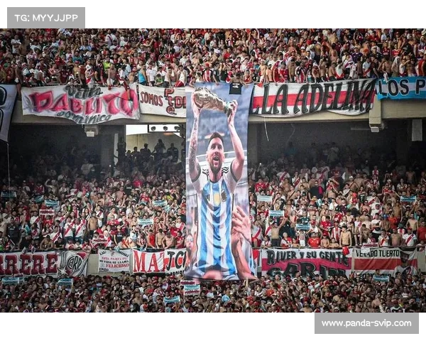 巴黎大胜对手,球迷疯狂庆祝 巴黎大胜对手,球迷疯狂庆祝